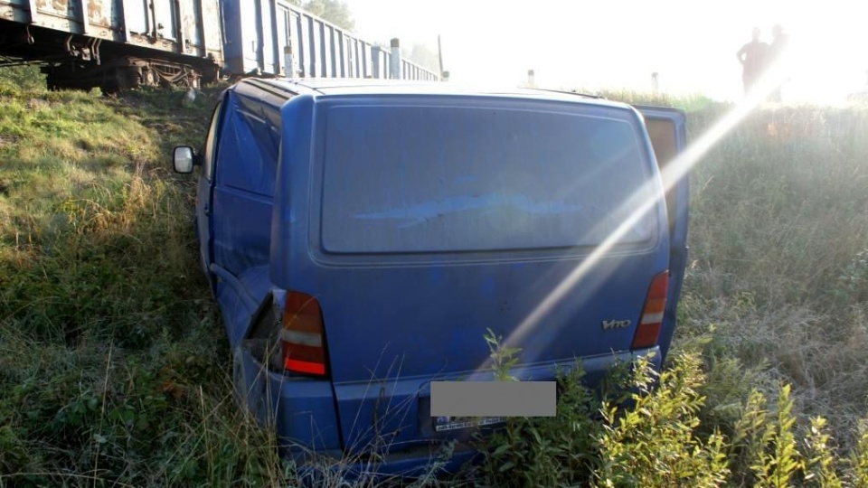 Pociąg towarowy zderzył się z dostawczym mercedesem prowadzonym przez 28-latkę, która nie zachowała szczególnych środków ostrożności przy zbliżaniu się do przejazdu. Fot. KPP w Lipnie