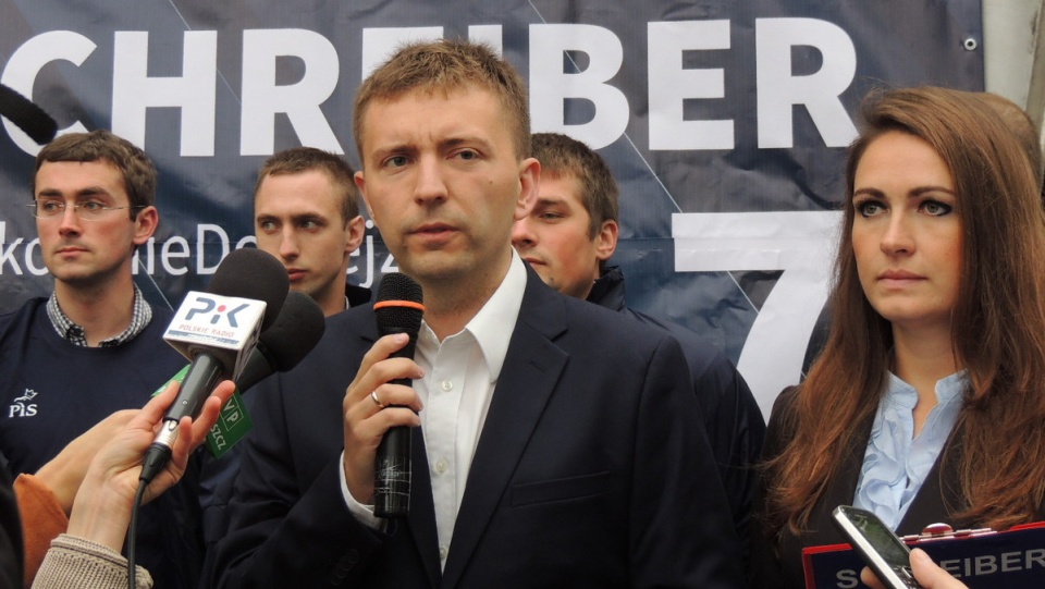 Łukasz Schreiber zaprosił dziennikarzy na nietypową konferencję prasową, zorganizowaną obok budynku, w którym trwają obrady Rady Ministrów. Fot. Sława Skibińska-Dmitruk