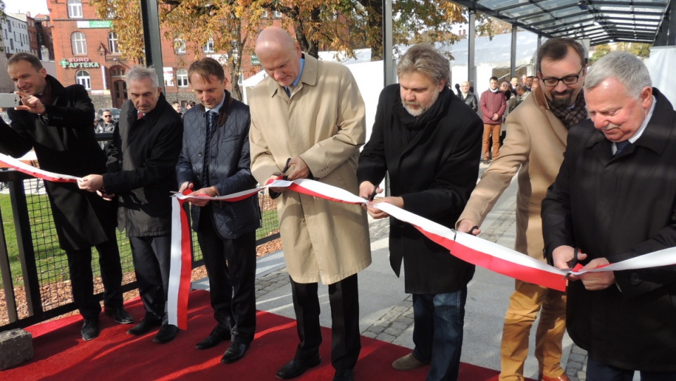 Uroczystego przecięcia wstęgi dokonali m.in.: prezydent Torunia Michał Zaleski (C)i przewodniczący Rady Miasta Marcin Czyżniewski (2P). Fot. Adriana Andrzejewska
