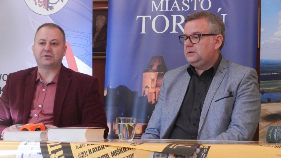 Od lewej: Marek Pijanowski - dyr. Centrum Kultury Dwór Artusa i Forte Artus Festiwal oraz Artus Andrus. Fot. Iwona Muszytowska-Rzeszotek.