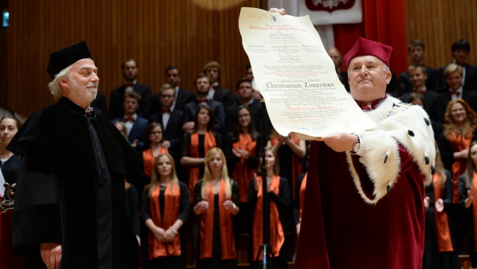 Pianista i dyrygent Krystian Zimerman (L) odebrał tytuł doktora honoris causa Uniwersytetu Muzycznego im. Fryderyka Chopina z rąk rektora prof. zw. dr. hab. Ryszarda Zimaka. Fot. PAP/Jacek Turczyk