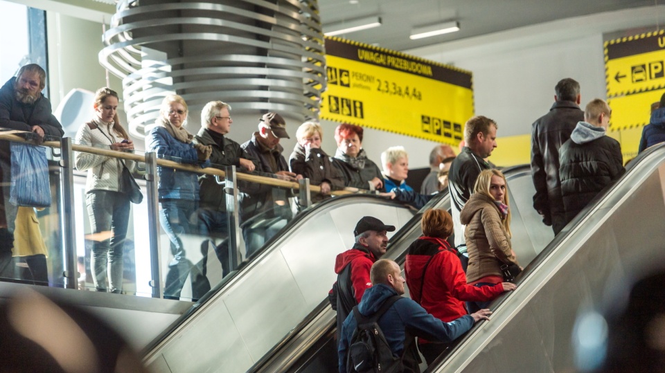 Dworzec był gruntownie modernizowany, na miejscu zasadniczego budynku sprzed pół wieku stanął nowy obiekt przeznaczony do kompleksowej obsługi podróżnych. Fot. PAP/Tytus Żmijewski