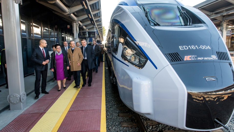 Członek Zarządu PKP S.A. Piotr Ciżkowicz (L), minister spraw wewnętrznych Teresa Piotrowska (2L), wiceminister infrastruktury i rozwoju Paweł Olszewski (3L) i wiceprezes Zarządu PESA Bydgoszcz SA. Robert Świechowicz (4L) podczas uroczystego otwarcia dworca kolejowego Bydgoszcz Główna. Fot. Tytus Żmijewski