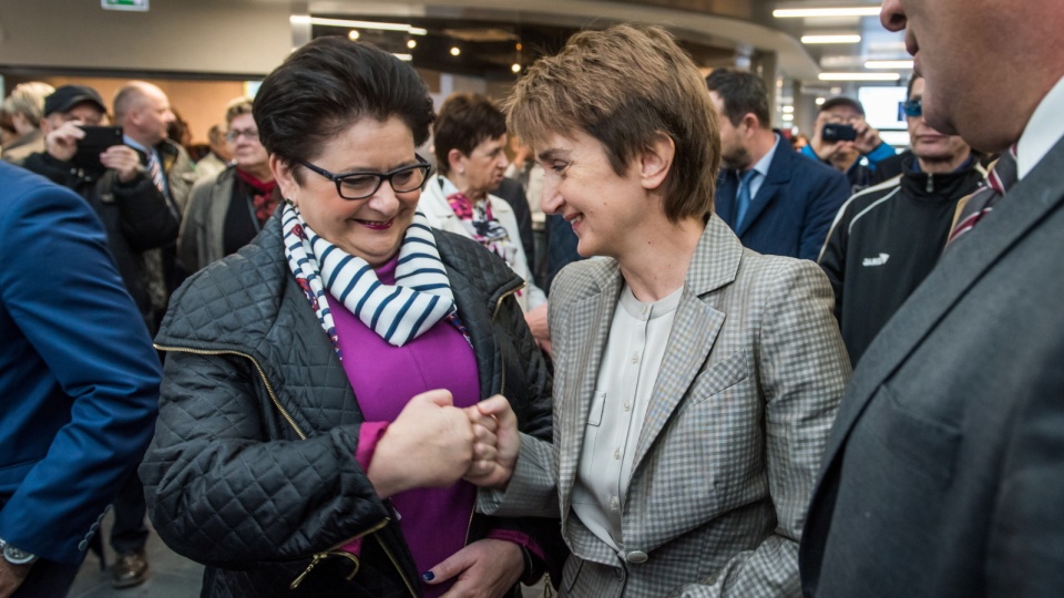 Minister infrastruktury i rozwoju Maria Wasiak (P) i minister spraw wewnętrznych Teresa Piotrowska (L), podczas uroczystego otwarcia dworca kolejowego Bydgoszcz Główna. Fot. PAP/Tytus Żmijewski