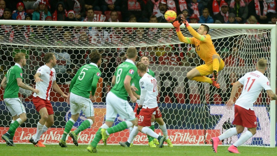 Bramkarz reprezentacji Polski Łukasz Fabiański interweniuje w meczu z Irlandią w grupie D eliminacji piłkarskich mistrzostw Europy 2016 na PGE Stadionie Narodowym w Warszawie. Fot. PAP/Bartłomiej Zborowski