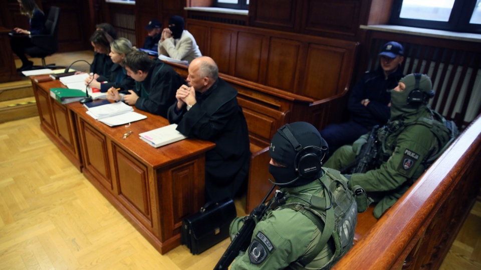 Na ławie oskarżonych Igor M. ps. Patyk podczas pierwszej rozprawy w procesie o zabójstwo b. szefa policji gen. Marka Papały. Fot. PAP/Tomasz Gzell