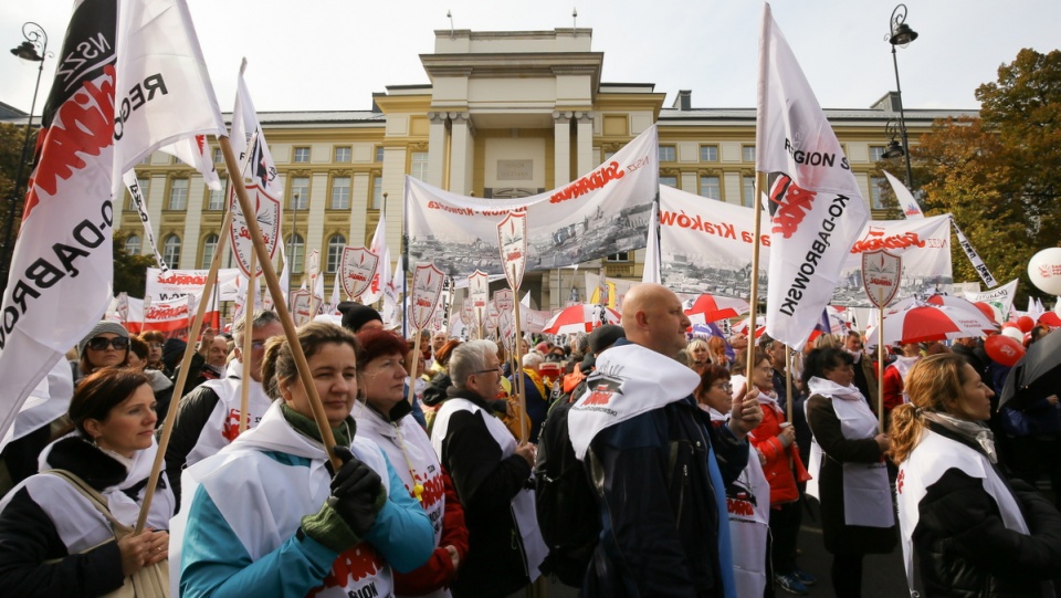 Uczestnicy demonstracji domagali się zwiększenia nakładów na edukację, w tym podwyżek dla nauczycieli. For. PAP/Paweł Supernak