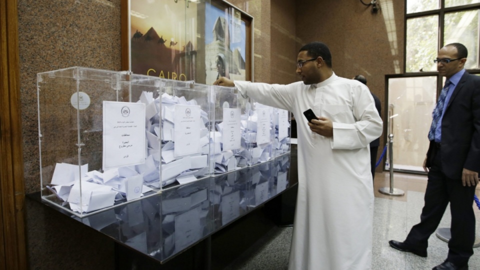 Egipcjanin mieszkający w Zjednoczonych Emiratach Arabskich głosuje w egipskim konsulacie w Dubaju. Fot. PAP/EPA/ALI HAIDER