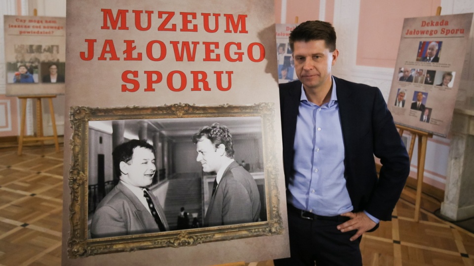 Lider Nowoczesnej Ryszard Petru oprowadza po wystawie podczas otwarcia Muzeum Jałowego Sporu, 19 bm. w Pałacu Prymasowskim w Warszawie. Fot. PAP/Paweł Supernak