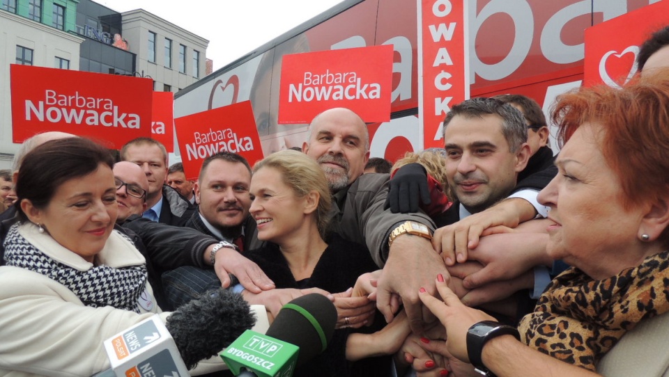 Barbara Nowacka i Krzysztof Gawkowski w otoczeniu działaczy Zjednoczonej Lewicy w Bydgoszczy. Fot. Monika Siwak-Waloszewska