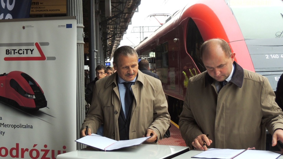 Prezes Pesy podpisał umowę z marszałkiem województwa na zakup pociągu ELF dla szybkiej kolei metropolitalnej BIT CITY. Fot. Monika Siwak-Waloszewska