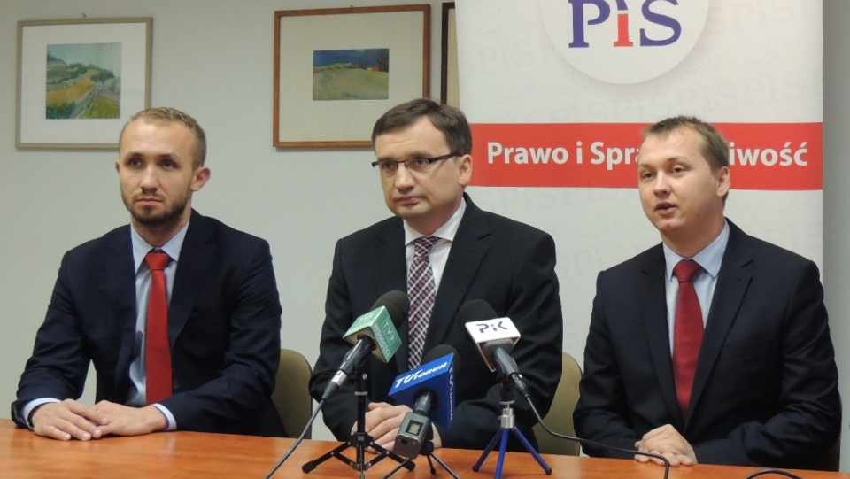 Zbigniew Ziobro, były minister sprawiedliwości, lider Solidarnej Polski, poparł w Toruniu kandydatów do Sejmu z listy Prawa i Sprawiedliwości: Macieja Szotę z okręgu bydgoskiego, byłego wiceprzewodniczącego rady Inowrocławia i Mariusza Kałużnego, chełmżyńskiego radnego. Fot. Michał Zaręba