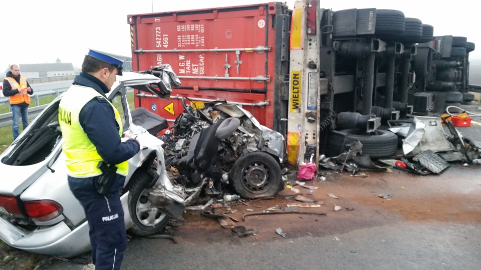 W okolicach miejscowości Pikutkowo w powiecie włocławskim na A1 w kierunku Łodzi doszło do tragicznego wypadku. Pięć osób nie żyje. Fot. Policja