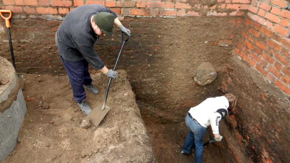 w okolicach fosy przy Teatrze Baj Pomorski archeolodzy znaleźli wejście na most prowadzący na zamek. Fot. Iwona Muszytowska-Rzeszotek