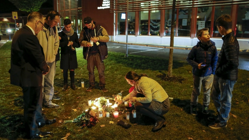 Mieszkańcy szwedzkiego Trollhaettan zapalają znicze przed szkołą, w której doszło do ataku. Fot. PAP/EPA/ADAM IHSE
