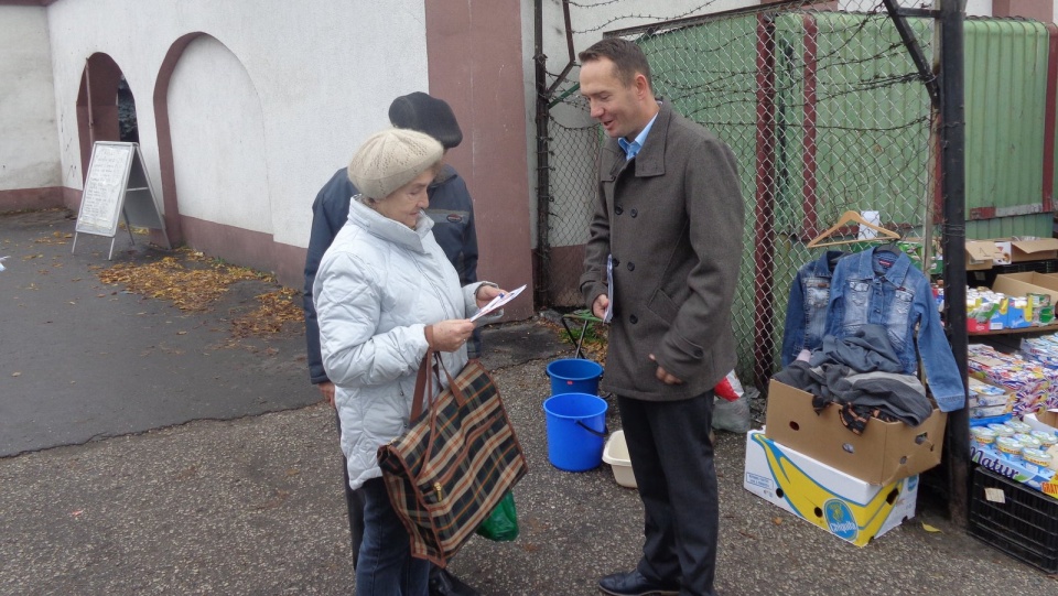 Wizytą na miejskim targu w Grudziądzu Tomasz Szymański z PO zakończył swoją kampanię wyborczą. Fot. Marcin Doliński