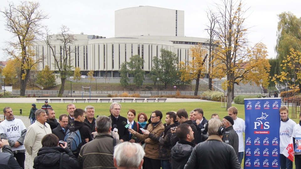 Bydgoscy kandydaci PiS w wyborach parlamentarnych podsumowali kampanię wyborczą na Wyspie Młyńskiej. Fot. Henryk Żyłkowski