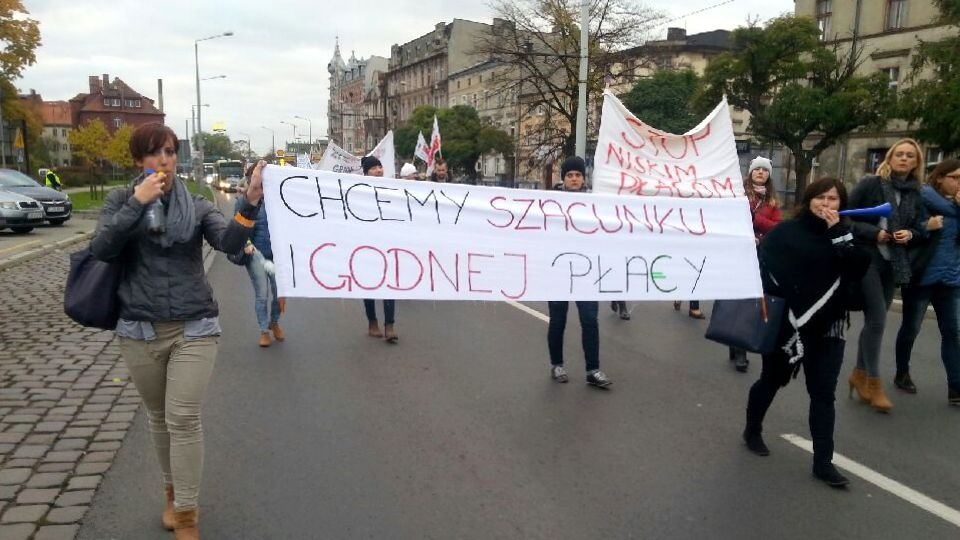 Protestujący pracownicy Miejskiego Ośrodka Pomocy Rodzinie domagali się większych wynagrodzeń. Fot. Marcin Doliński