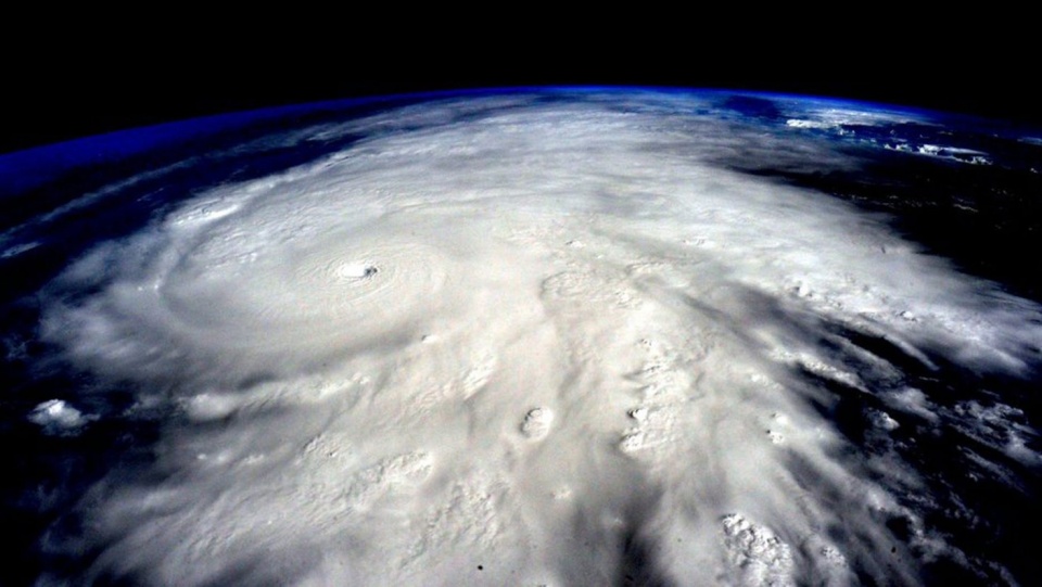 Według Reutera, kategorię huraganu obniżono z najwyższej, piątej do czwartej kategorii w skali Saffira-Simpsona i w miarę przesuwania się nad Meksykiem jego siła będzie szybko słabła. Fot. PAP/EPA