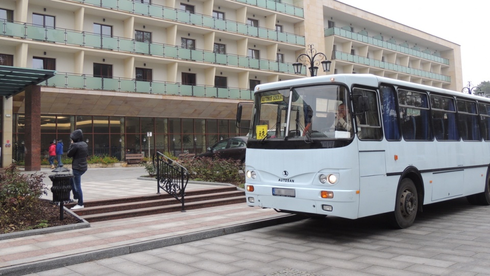 Kuracjuszy zawiezie do lokalu wyborczego specjalny autobus. Fot. Marek Ledwsosiński