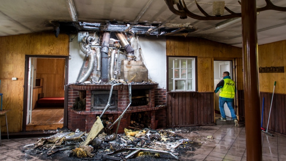 Wszystko wskazuje na to, że do zapalenia doszło w przewodzie kominowym biegnącym od rozpalonego kominka. Fot. PAP/Tytus Żmijewski