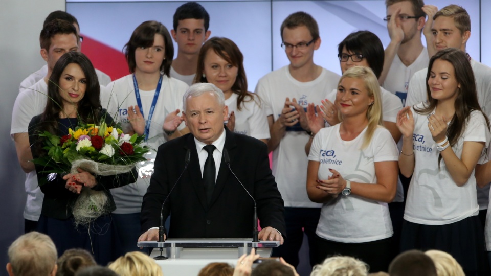 Jarosław Kaczyński i Marta Kaczyńska podczas wieczoru wyborczego Prawa i Sprawiedliwości w Warszawie. Fot. PAP/Paweł Supernak