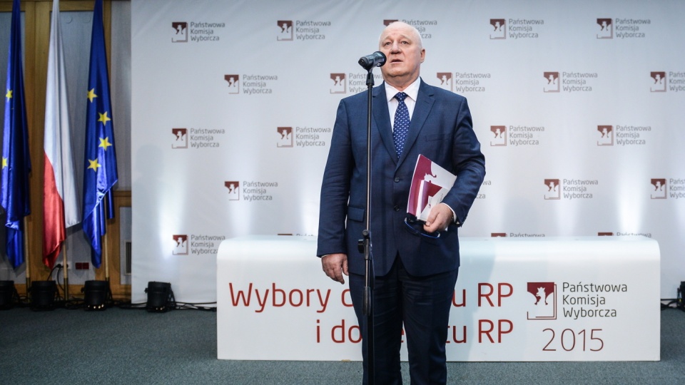 Zastępca przewodniczącego Państwowej Komisji Wyborczej Sylwester Marciniak, podczas konferencji PKW po zakończeniu głosowania w wyborach parlamentarnych. Fot. PAP/Jakub Kamiński