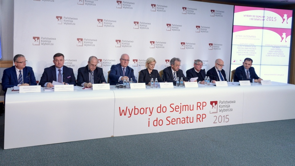 Członkowie PKW podczas ogłaszania ostatecznych wyników wyborów parlamentarnych. Fot. PAP/Marcin Obara