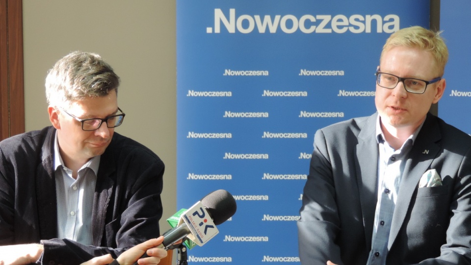 W trakcie konferencji prasowej w Bydgoszczy, Michał Stasiński Michał Stasiński mówił, że wynik wyborczy Nowoczesnej jest fantastyczny. Fot. Lech Przybyliński