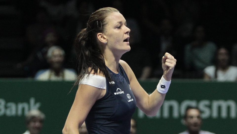 Agnieszka Radwańska pokonała Rumunkę Simonę Halep 7:6 (7-5), 6:1 w swoim trzecim meczu grupowym i zachowała szansę na awans do półfinału turnieju WTA Finals tenisistek. Fot. PAP/EPA