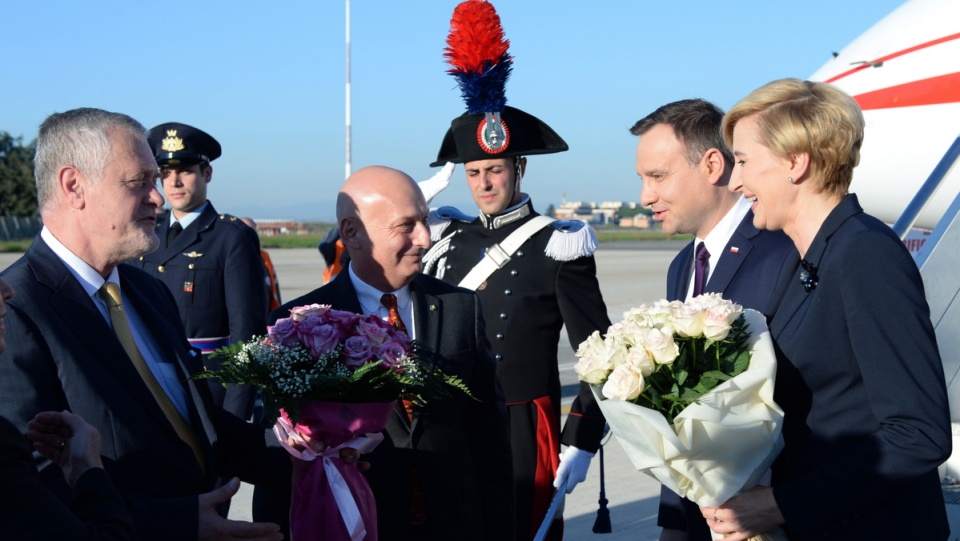 Prezydent RP Andrzej Duda (2P) z małżonką Agatą Kornhauser-Dudą (P) witani po wylądowaniu na lotnisku Rzym-Ciampino, 8 bm. Obok ambasador RP we Włoszech - Tomasz Orłowski (C) i ambasador RP w Watykanie - Piotr Nowina-Konopka (L). Fot. PAP/Jacek Turczyk