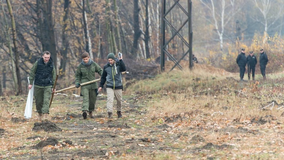 Badania terenu, na którym miałby się znajdować skład z czasów II wojny światowej przeprowadzą, niezależnie od siebie dwa zespoły. Fot. PAP/Maciej Kulczyński