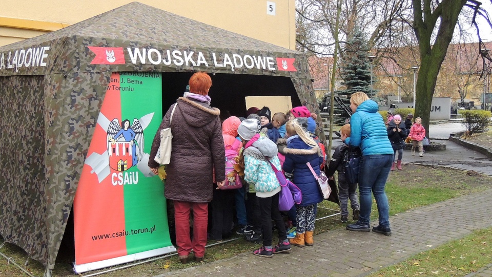 Sprzęt wojskowy podziwiali dorośli, ale również uczniowie i przedszkolaki.Fot. Michał Zaręba