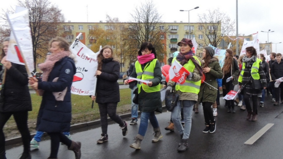 Uczestnicy bydgoskiego marszu to uczniowie Zespołu Szkół nr 5 i IX LO. Fot. M.Siwak-Waloszewska