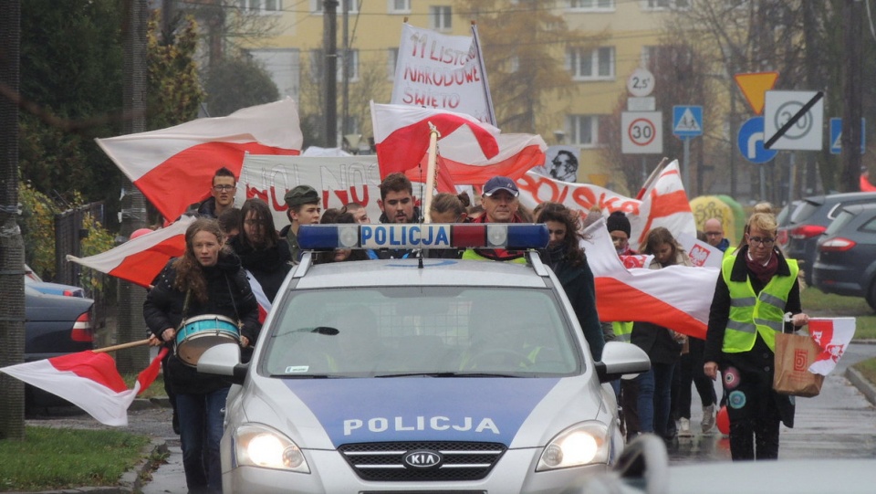 Młodzi bydgoszczanie z opiekunami idą w Marszu Wolności. Fot. M. Siwak-Waloszewska