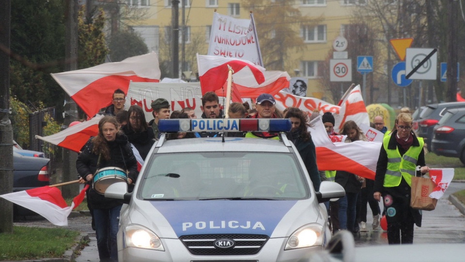 Młodzi bydgoszczanie z opiekunami idą w Marszu Wolności. Fot. M. Siwak-Waloszewska