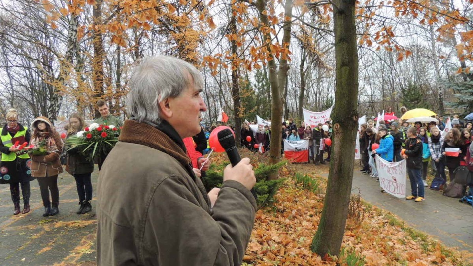 O historii opowiadał uczestnikom pisarz Wiesław Trzeciakowski. Fot. M.Siwak-Waloszewska