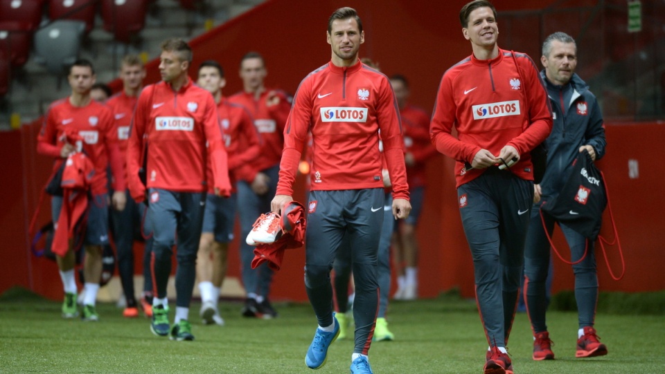 Zawodnicy reprezentacji Polski Grzegorz Krychowiak (L) i bramkarz Wojciech Szczęsny (P) wchodzą na trening na PGE Narodowym Polacy przygotowują się do towarzyskich meczów z Islandią i Czechami. Fot. PAP/Bartłomiej Zborowski