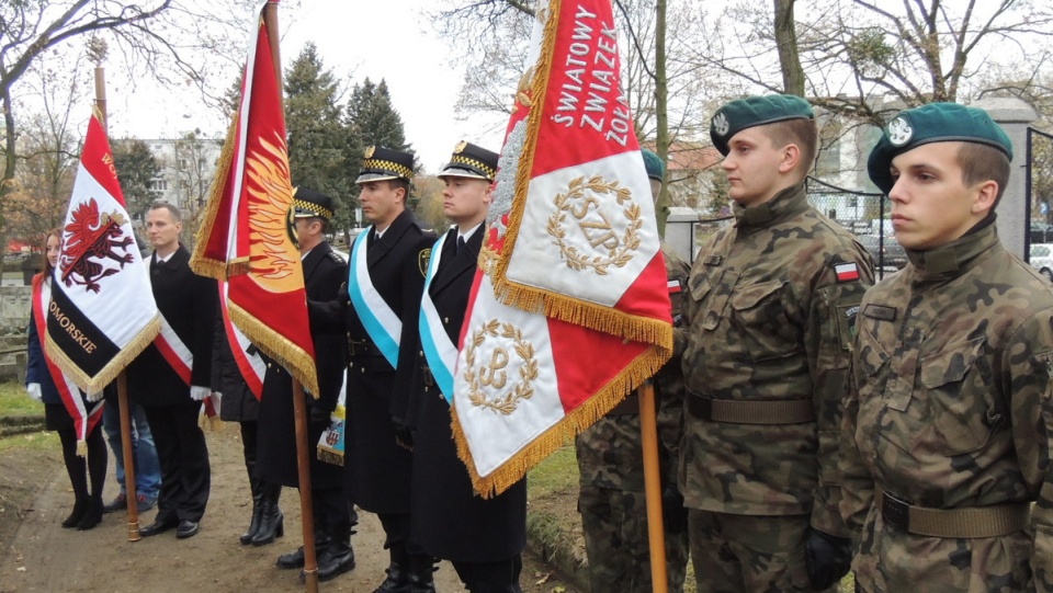 W przededniu Święta Niepodległości złożono kwiaty pod obeliskiem ku czci poległych w latach 1918 – 1921. Fot. Michał Zaręba