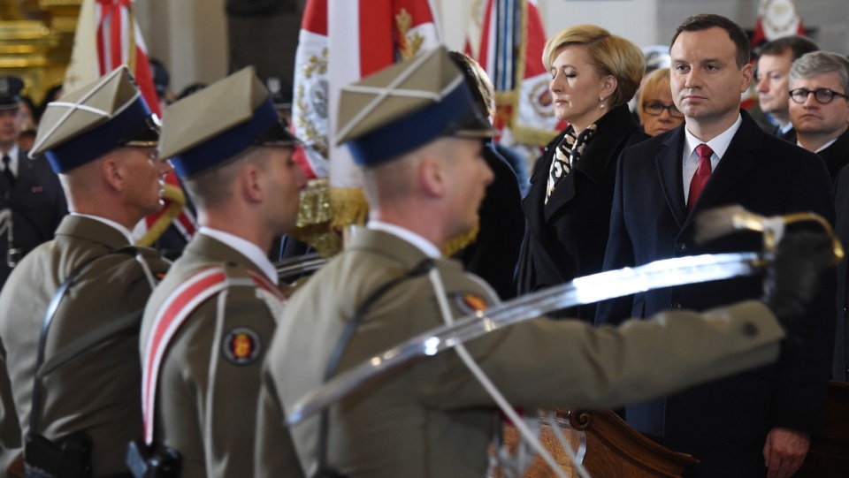 Prezydent Andrzej Duda (P) z małżonką Agatą Kornhauser-Dudą (2P) w kościele św. Krzyża na Krakowskim Przedmieściu w Warszawie, podczas mszy świętej w intencji ojczyzny. Fot. PAP/Radek Pietruszka