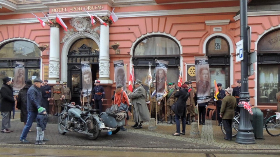 Tłem dla "żywych obrazków" z lat 20. XX wieku od kilku już lat jest bydgoski "Hotel pod Orłem". Fot. Sława Skibińska-Dmitruk