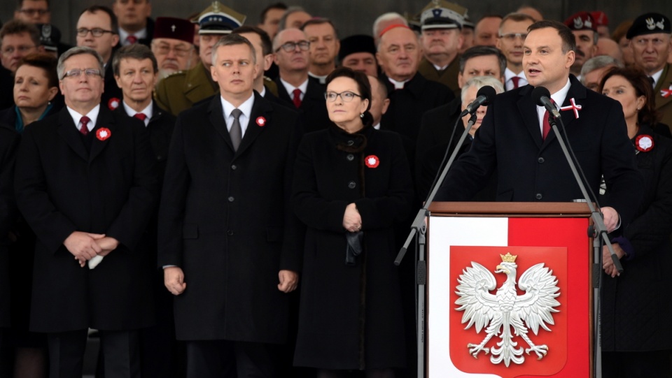 Prezydent RP Andrzej Duda (P) przemawia podczas uroczystej odprawy wart przed Grobem Nieznanego Żołnierza na placu Piłsudskiego w Warszawie. Fot. PAP/Radek Pietruszka