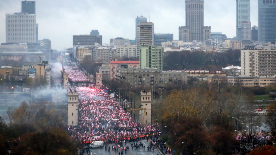 Uczestnicy Marszu Niepodległości 2015 na Moście Poniatowskiego w Warszawie. Fot. PAP/Leszek Szymański