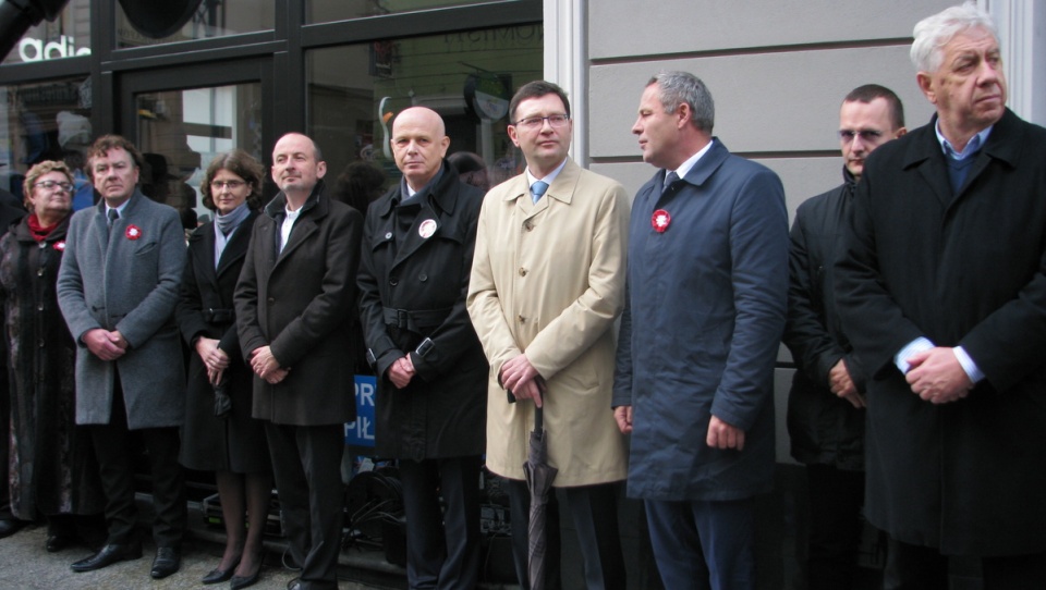 W środku od lewej: Zbigniew Sobociński - przew. bydgoskiej Rady Miasta, Paweł Łysak - były dyr. Teatru Polskiego w Bydgoszczy, prof. Zbigniew Włodarczyk, Maciej Figas - dyr. Opery Nova i prezydent Bydgoszczy Rafał Bruski. Fot. Andrzej Krystek