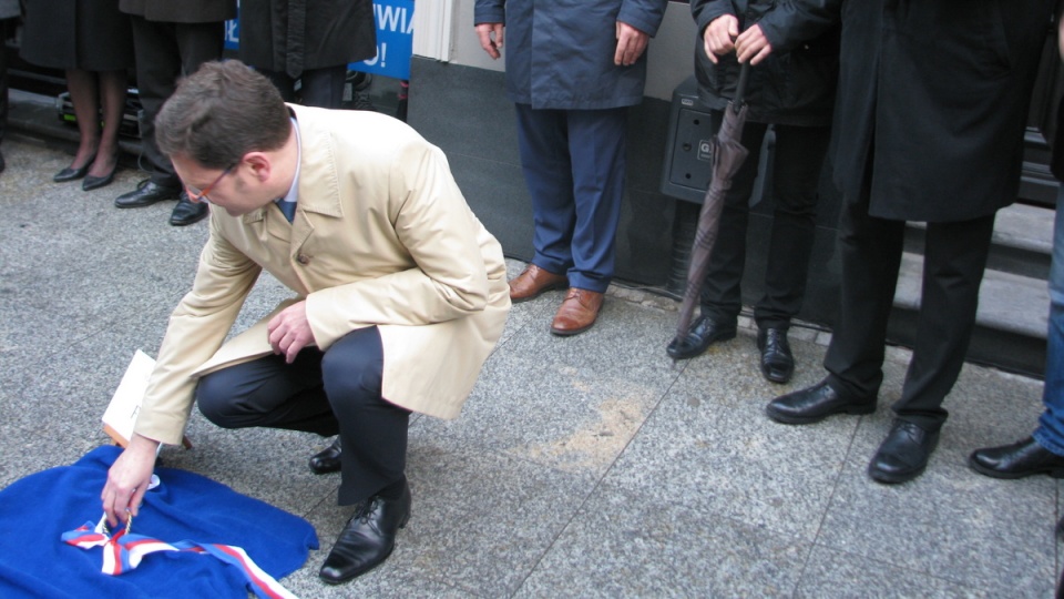 Maciej Figas, dyr. Opery Nova w Bydgoszczy odsłania swój autograf. Fot. Andrzej Krystek