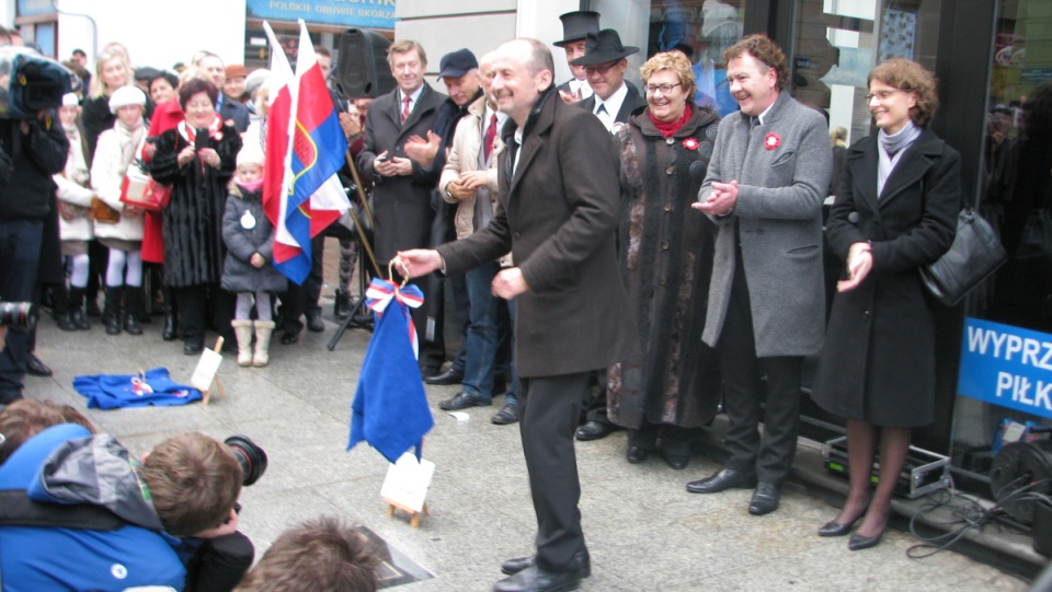 Paweł Łysak, były dy. Teatru Polskiego w Bydgoszczy odsłania swój autograf. Fot. Andrzej Krystek