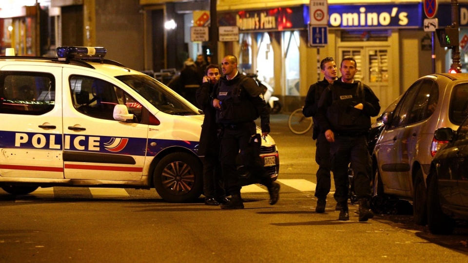 Ataki przeprowadzono w różnych miejscach miasta, m.in. w pobliżu Stade de France i w sali koncertowej Bataclan, gdzie przetrzymywano zakładników. Fot. PAP/EPA
