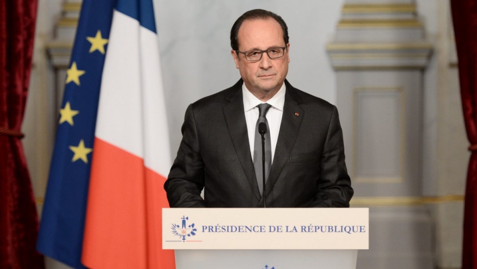 "Paryskie zamachy to "akt wypowiedzenia wojny" państwu i wartościom" - powiedział w sobotę rezydent Francji Francois Hollande. Fot. PAP/EPA