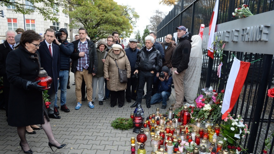 "Z tego miejsca płynie wielki smutek, ale też solidarność z narodem francuskim" - powiedziała Ewa Kopacz pod ambasadą Francji w Warszawie. Fot. PAP/Jacek Turczyk