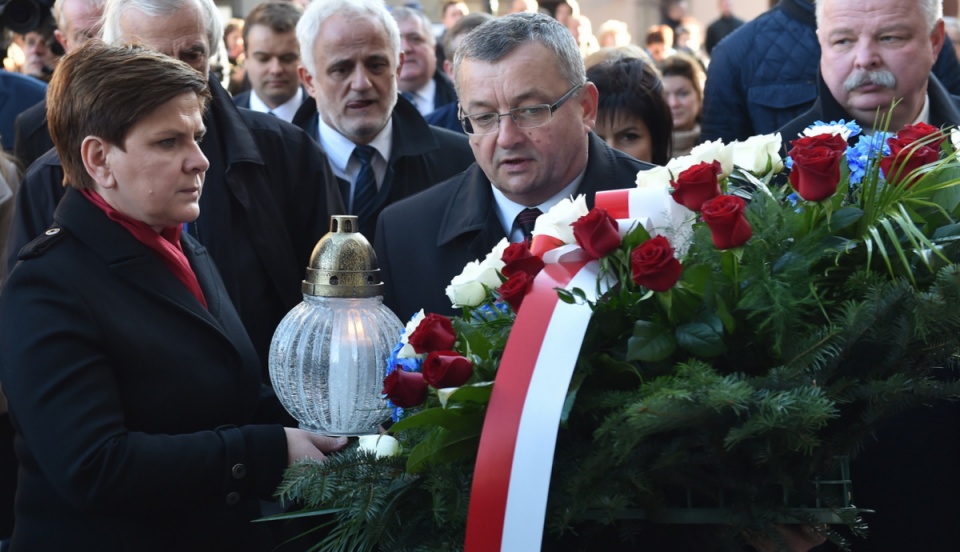 Beata Szydło złożyła kwiaty oraz zapaliła znicz przed konsulatem generalnym Francji w Krakowie. Fot. PAP/Jacek Bednarczyk